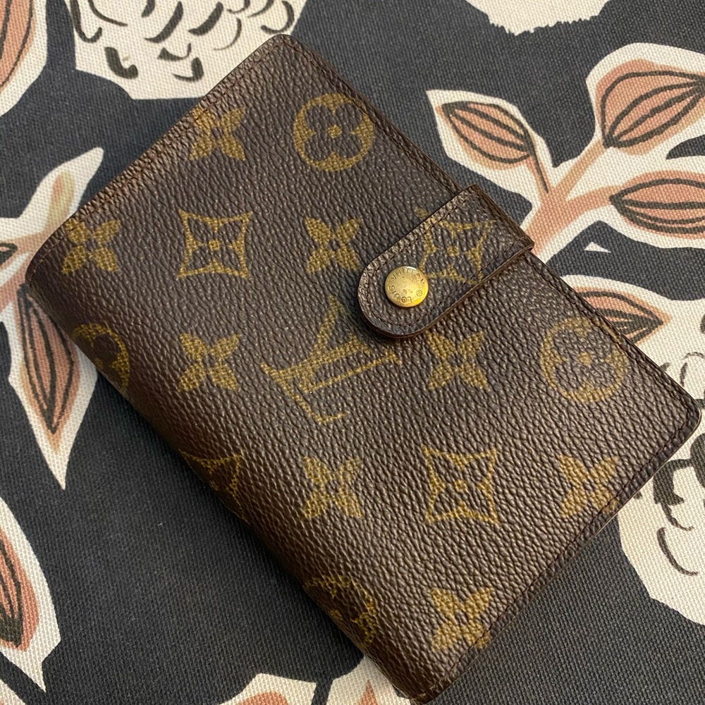 Louis Vuitton Authentic Kisslock wallet